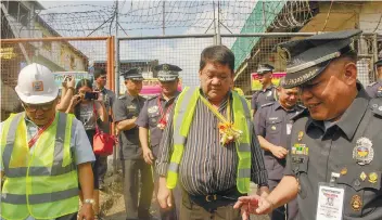  ?? SUNSTAR FOTO / ARNI ACLAO ?? Cebu City Mayor Osmeña (center) joins other officials for the constructi­on launch of the P85-million building in the City Jail compound.