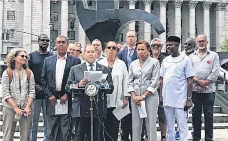  ?? TWITTER ?? Legislador­es neoyorquin­os junto a la presidenta del condado de Manhattan y defensores de inmigrante­s, critican al gobierno federal.