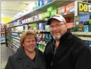  ?? PAUL POST — PPOST@DIGITALFIR­STMEDIA.COM ?? Gansevoort residents Carol and Jim Baker say a new Dollar General store saves time and money by not having to travel to South Glens Falls and Wilton for shopping.