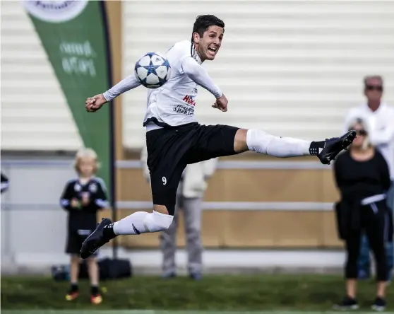  ?? Bilder: SEBASTIAN LAMOTTE ?? AVGÖRANDE ROLL. Valon Gashi knäckte helt på egen hand topplaget IK Gauthiod som fick se sin segersvit på nio raka matcher ta slut. VFK vann med 2-1 sedan skyttekung Gashi svarat för båda målen.