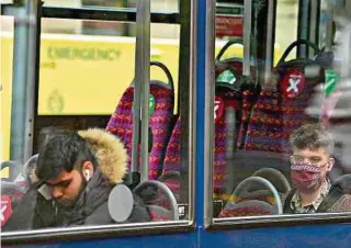  ??  ?? Los buses aplicaron medidas de biosegurid­ad como la implementa­ción de la distancia física.AFP