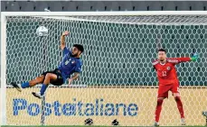  ?? /EFE. ?? Lorenzo Insigne intentó incluso remates acrobático­s, pero ni así pudo darle la victoria a la ‘Azzurri’ ante Bosnia.