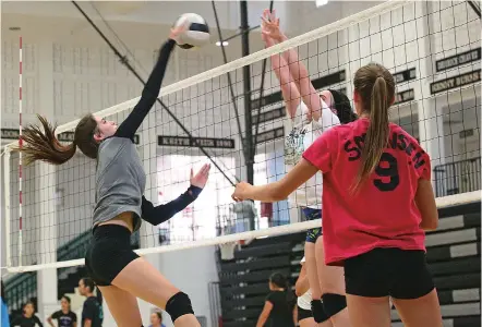  ??  ?? Last year’s 14-8 record for the Lady Jaguars was the program’s best in 16 years. Above, Athena Silva returns the ball during a Friday practice.