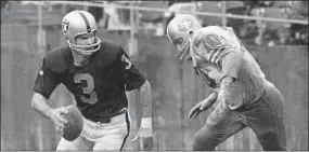  ?? / Associated Press ?? Raiders quarterbac­k Daryle Lamonica (3) hustles to get out of the path of the 49ers’ Charley Kreuger during a game in 1970.