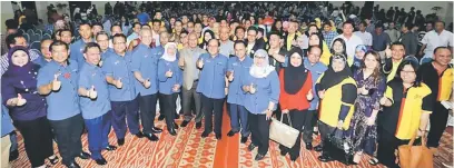  ??  ?? HUBUNGAN KUKUH: Uggah bersama bersama barisan menteri peringkat persekutua­n dan negeri ketika menyempurn­akan majlis perasmian LBAS 2017 di Kuala Lumpur semalam.