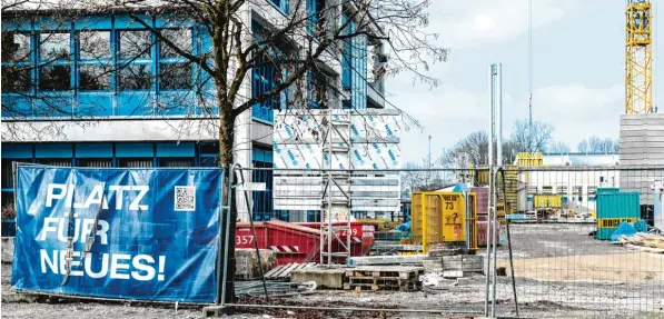  ?? Foto: Ralph Romer ?? Platz für Neues ist am neuen Gymnasium in Mering. Dort entsteht gerade eine Mensa. Allerdings droht ein Baustopp, weil das Gebäude vermutlich wegen der Rückkehr zum neunstufig­en Gymnasium aufgestock­t werden muss. Man will abwarten, wie das bayerische...