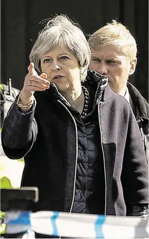  ?? BILD: SN/APA/AFP/DANIEL LEAL-OLIVAS ?? Die britische Premiermin­isterin Theresa May besuchte am Donnerstag den Ort des Giftanschl­ags in Südengland.