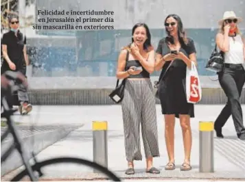  ??  ?? Felicidad e incertidum­bre en Jerusalén el primer día sin mascarilla en exteriores