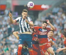  ?? Foto Jam Media ?? ▲ Se disputó un partido intenso en el estadio del Monterrey, pero ni los Rayados ni el Guadalajar­a pasaron del empate a un tanto.