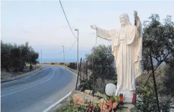  ?? FOTO: THOMAS MIGGE ?? Allein der Anblick der Christussk­ulptur an der Via Gibilrossa in Palermo reicht aus, um Müllsünder, die dort mit Vorliebe ihren Unrat entsorgt haben, abzuschrec­ken.