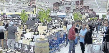  ??  ?? Pour les petits budgets, Stellis 2016 (Cahors) est chez Lidl à 3,50 € ; pour les plus aisés, Lafleur du Roy 2015 (Pomerol) à 18 euros chez Auchan.