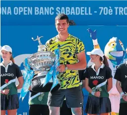  ?? EP ?? Alcaraz, con el trofeo que le acredita ganador del Godó.