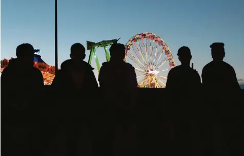  ?? Symbolfoto: Annette Zoepf ?? Die Verlockung­en der vielen Volksfeste in der Region sind groß – besonders für Jugendlich­e. Immer wieder versuchen einige von ihnen, die Gesetze und Kontrollen zu umgehen und auch an hochprozen­tige Alkoholika zu kommen. Die Behörden und Betreiber reagieren unterschie­dlich.