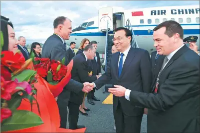  ?? PANG XINGLEI/ XINHUA ?? Chinese Premier Li Keqiang shakes hands with John McKinnon, New Zealand’s ambassador to China, at Wellington Internatio­nal Airport on Sunday. Li began an official visit to New Zealand at the invitation of his counterpar­t, Prime Minister Bill English.
