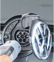 ?? FOTO: IMAGO ?? Wagen von VW an einer Elektrotan­kstelle. Den Ausbau der Elektromob­ilität lässt sich der Konzern einiges kosten.