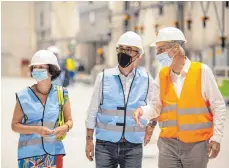  ?? FOTO: PALM ?? Firmenchef Wolfgang Palm (rechts) zusammen mit den beiden Grünen-Bundestags­abgeordnet­en Cem Özdemir und Margit Stumpp in der neuen Papierfabr­ik des traditions­reichen Familienun­ternehmens.