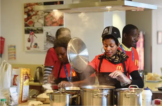  ?? Picture; Nigel Sibanda ?? LOVING IT. Zanele Mvelase prepares food at Ronald McDonald House in Johannesbu­rg yesterday, as part of her 67 Minutes for Mandela.