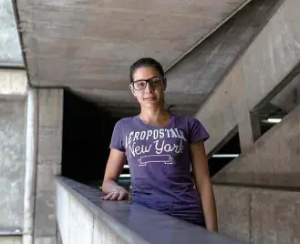  ??  ?? Carla Borges, 21, que está sem receber a bolsa de iniciação científica de educação física