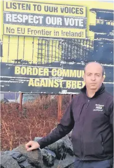  ?? FOTO: CEDRIC REHMAN ?? Forderung nach Respekt für das Votum der Nordiren gegen den Brexit beim britischen Referendum: Damian McGenity, der am Fuß des Faughill Mountain eine Postfilial­e betreibt.
