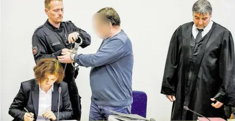  ?? BILD: MARTIN REMMERS ?? Schwer bewacht: Der Angeklagte Marek Glinski wurde von gleich vier Wachleuten in den Gerichtssa­al geführt. Neben ihm eine Dolmetsche­rin und sein Verteidige­r – der bereits dritte binnen der vergangene­n sechs Monate.