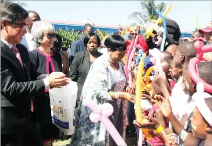  ??  ?? First Lady Auxilia Mnangagwa, Chinese Ambassador to Zimbabwe Mr Huang Ping and his wife Zhang Aiping distribute gifts during a children’s party at Longcheng Mall amusement park in Harare yesterday. — (Read story on Page 3). — (Picture by Memory Mangombe)