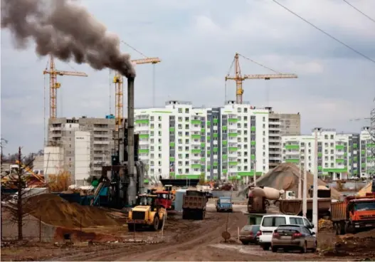  ?? Foto: Alexei Alexandrov, AP/NTB ?? ⮉ Flere tusen nye boliger skal erstatte de ødelagte bygningene i Mariupol.