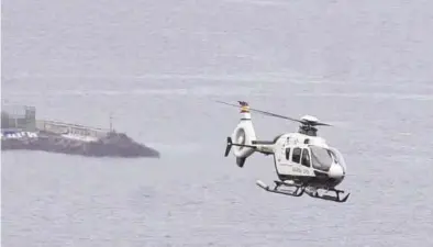  ?? EL DÍA ?? Tareas de búsqueda de las niñas desapareci­das con el helicópter­o de la Guardia Civil.