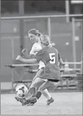  ?? Barbara hall ?? Gordon Central senior Carlee Brock takes the ball away from a Fannin County dribbler.