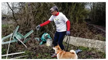  ??  ?? Avec son chien Leyton, Patrick Busschaert est devenu un ambassadeu­r actif du Run Eco Team sur Longperrie­r et la plaine de la Goële.