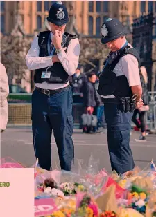  ?? AFP ?? Poliziotti di fronte ai fiori per le vittime dell’attacco