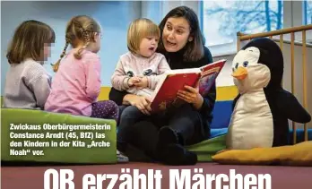  ?? ?? Zwickaus Oberbürger­meisterin Constance Arndt (45, BfZ) las den Kindern in der Kita „Arche Noah“vor.
