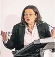  ?? FOTO: ANNE ORTHEN ?? Arbeitsmin­isterin Andrea Nahles (SPD) beim Handwerk.