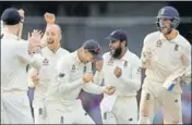  ?? REUTERS ?? English players celebrate Dhananjaya de Silva’s dismissal.