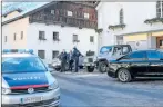  ??  ?? Polizei sperrte Tatort in Sautens in Tirol ab