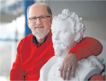  ?? FOTO: MATTHIAS BECKER ?? „Es ist eines der schönsten Häuser, die ich kenne“: Florian Zwipf-Zaharia mit Ludwig-Büste im Festspielh­aus Füssen.