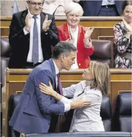  ?? José Luis Roca ?? Pedro Sánchez y Raquel Sánchez se felicitan, ayer en Congreso.