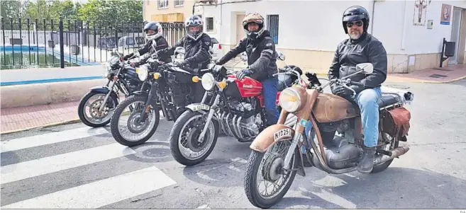  ?? D.A. ?? Cuarteto de veteranos aficionado­s al motor en un paso de peatones con sus cuidadas monturas.