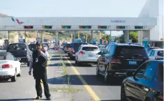  ??  ?? • La espera comenzó en la caseta de Playas de Tijuana.