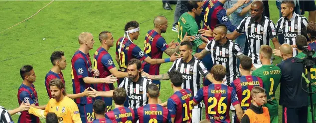  ??  ?? Omaggio L’onore delle armi concesso
dai giocatori del Barcellona
ai rivali della Juventus al termine della finale di Champions League vinta dai blaugrana
(Ipp)