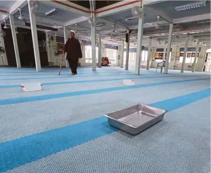  ??  ?? Kebocoran pada siling menyebabka­n air menitik di dalam ruang solat Masjid Jame’ Al-khalidiah di Kampung Melayu Rasa, Hulu Selangor.