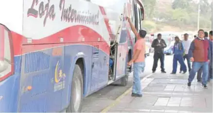  ??  ?? ABORDAJE. En uno de los andenes de llegada de la Terminal Terrestre, los usuarios que desean ir a El Cisne suben a las unidades.