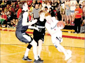  ?? RICK PECK/SPECIAL TO MCDONALD COUNTY PRESS ?? McDonald County’s Blake Gravette drives around Neosho’s Brady Wise (2) and A.C. Marion (22) during the Mustangs 50-44 win on Jan. 26 at MCHS.
