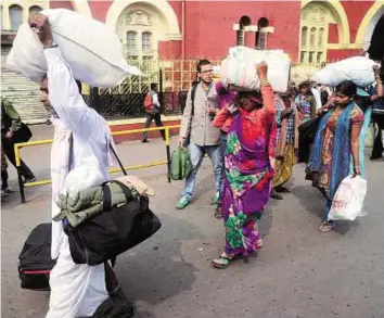  ??  ?? Dreadful day Commuters are forced to walk during the strike by private bus operators who are demanding an increase in bus fares.
PTI