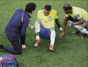  ?? ?? Neymar, en el suelo, atendido tras ser ‘cazado’.
Fue la imagen negativa de la noche para una ‘canarinha’ que sobre el césped mostró su papel de favorita al título