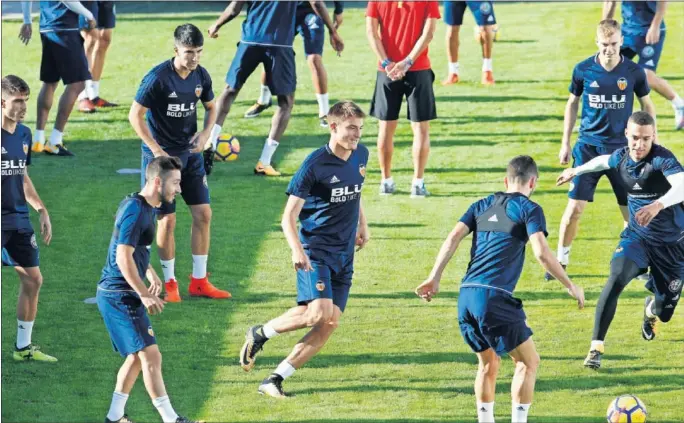  ??  ?? CINCO EJEMPLOS. Carlos Soler, Nacho Gil, Nacho VIdal, Lato y Gayà, además de Jaume, Javi Jiménez (lesionado) y Ferran Torres, son los canteranos de Marcelino.