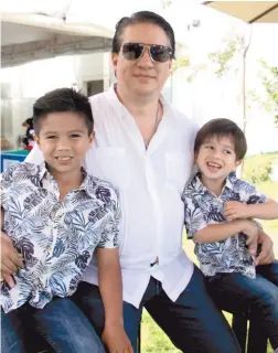  ??  ?? Álvaro Campos Gay con sus hijos Álvaro y Rodrigo.