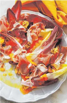  ?? FOTO: MATT RUSSELL/DPA ?? Im Buch „Isola Sarda – Rezepte und Geschichte­n aus Sardinien“von Letitia Clark werden Kakis mit Schinken und Salat kombiniert.