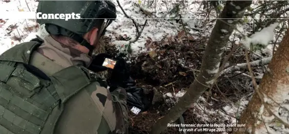  ?? (© 13e RG) ?? Relève forensic durant la fouille ayant suivi le crash d'un Mirage 2000.