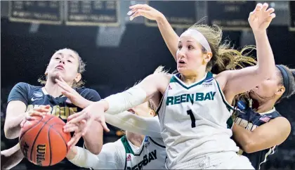  ??  ?? Dominique McBryde, jugadora del equipo de Purdue (izquierda), Jen Wellnitz, de Green Bay (1), y Sam Terry (55) y Dominique Oden, en segundo plano, disputan el balón durante el partido de la jornada uno del torneo femenil de baloncesto universita­rio...