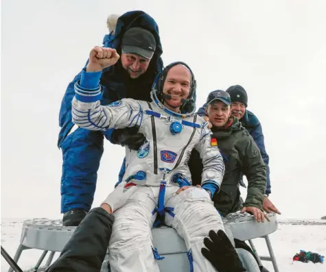  ?? Foto: Shamil Zhumatov, afp ?? Er hat richtig gut lachen: Alexander Gerst strahlt über das ganze Gesicht, als er wieder auf der Erde ist. Er verlässt als letzter der drei Raumfahrer die Sojus-Kapsel, die kurz davor in der Steppe gelandet war. Sekunden später tragen die Helfer den Astronaute­n in eine Art Sessel, wo er ein erstes Interview gibt.